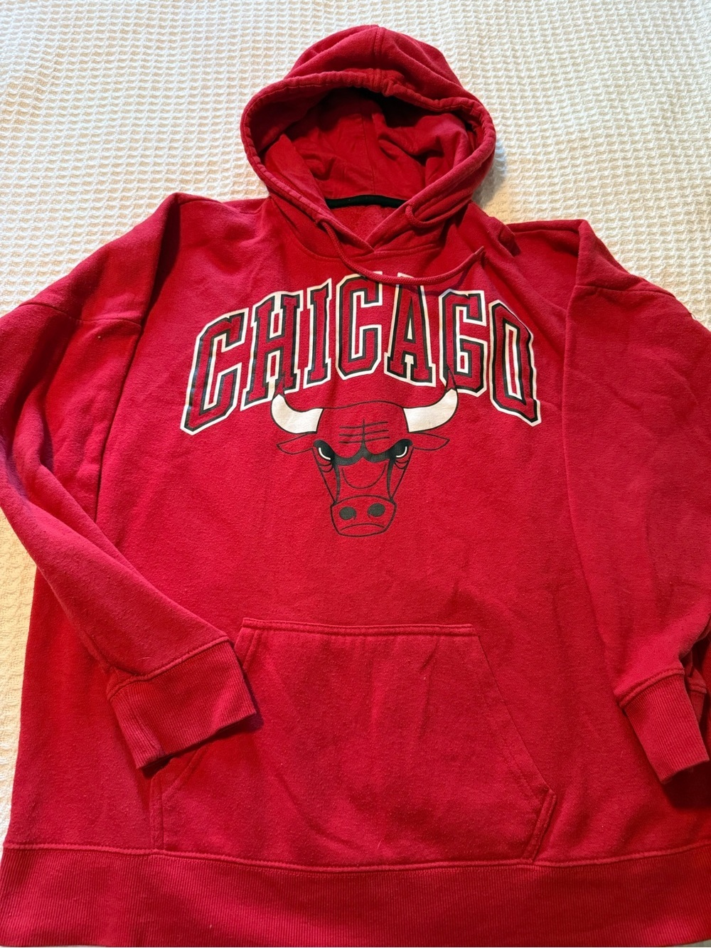 Chicago Bulls NBA Red Pullover Hoodie Sweatshirt Graphic 26x25 Unisex Classic - Picture 3 of 5